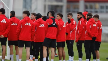 La plantilla del Sevilla, durante el entrenamiento.