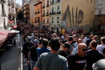 Agentes de policía escoltan a los seguidores del Feyenoord desde la Plaza Mayor de Madrid hasta los alrededores del Metropolitano.