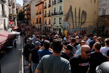 Agentes de policía escoltan a los seguidores del Feyenoord desde la Plaza Mayor de Madrid hasta los alrededores del Metropolitano.