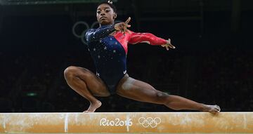 La estadounidense acaparó las portadas en los Juegos Olímpicos de Rio 2016 tras conquistar la medalla de oro con tan solo 19 años. Actualmente, es cuatro veces campeona del mundo, siendo la única en lograrlo tres años consecutivos.