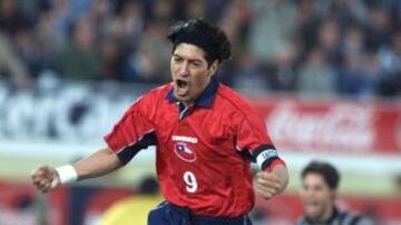 Conquistó 17 goles por Chile (Eliminatorias 1998, 2002). Hizo 34 tantos por la Roja en 70 partidos.