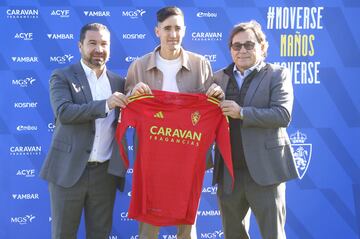 Edgar Badia, entre Juan Carlos Cordero y Raúl Sanllehí, posa con la camiseta del Real Zaragoza.