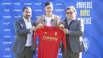 Edgar Badia, entre Juan Carlos Cordero y Raúl Sanllehí, posa con la camiseta del Real Zaragoza.