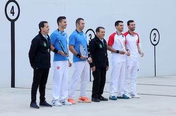 Los deportistas que han participado de uno de los partidos de exhibición en el frontón. 