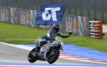 Celebración de Álex Márquez tras conseguir una tercera posición en el Gran Premio de San Marino de MotoGP.
