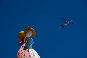 Un helicóptero vuela por encima de una falla durante la mascletà de la pirotecnia Hermanos Caballer, en la Plaza del Ayuntamiento de Valencia. 