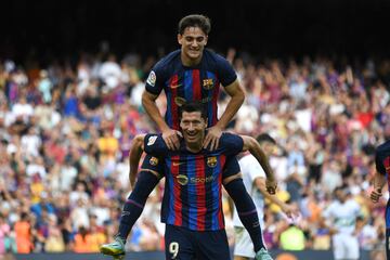 Lewandowski celebra el 3-0 al Elche con Gavi.