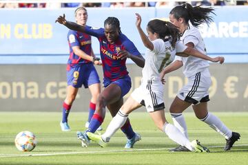 La jugadora del Barcelona, Oshoala, trata de controlar el balón ante dos jugadoras del Tacon. 


