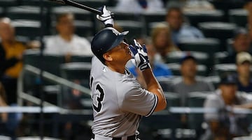 A.Rod portaba el '3' con los Marineros de Seattle, pero cuando recaló con los Yankees de Nueva York, debió cambiar al '13', ya que el '3' estaba retirado al ser el número que utilizó Babe Ruth. Sus récords, con 3 mil 115 hits y 696 cuadrangulares, aunado a su título de Serie Mundial en 2009, hicieron que el '13' tuviera historia propia y esté en proyecto de ser retirado por 'Los Bombarderos del Bronx'.