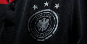 Adidas presenta la segunda equipación de alemania para el Mundial de Brasil 2014. El equipo del entrenador Joachim Löw jugará por primera vez con camisetas con rayas horizontales negras y rojas.