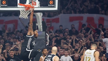 Tyrique Jones (Partizán) se cuelga del aro del Estrella Roja.