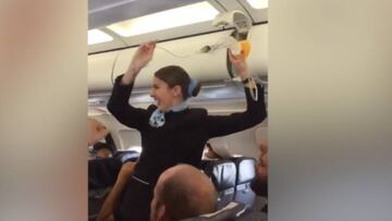 ¡Llegan guerreros! ¡Los tifosi no dejaron a la azafata hacer su trabajo!