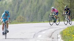 Vincenzo Nibali suelta a Esteban Chaves y Alejandro Valverde durante la vig&eacute;sima etapa del Giro de Italia 2016 con final en Sant&#039;Anna di Vinadio.