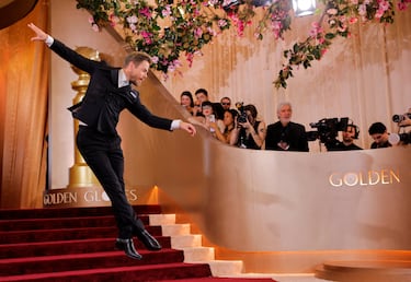 Derek Hough posa en la alfombra roja de la 83.ª edición de los Globos de Oro, celebrada en el Beverly Hilton.