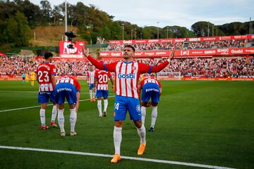 Lo revolucionó todo en diez minutos. Derribó el muro hacia Champions a base de cañonazos. Tardó 28 segundos en aprovechar un regalo de Dovbyk (el 2-2) y, un minuto después, asistió a Miguel Gutiérrez para poner el 3-2. Su brillante actuación no terminó ahí, sino con su golazo para sentenciar el partido contra el Barça. El héroe.