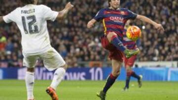 Imagen de Marcelo y Sergi Roberto durante el Clásico entre Real Madrid y F.C. Barcelona disputado el pasado mes de noviembre en el Santiago Bernabéu.