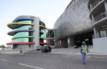 El Khalifa International Stadium es el recinto al aire libre refrigerado más grande del mundo, diseñado para que la sensación térmica en su interior sea de 26º en una zona en la que se registran temperaturas máximas de 50º en verano.