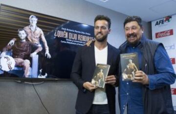 Numerosas personalidades del mundo del deporte han arropado a Petón en la presentación de ¿Quién dijo rendirse?, su libro sobre Carlos Matallanas, al que Fernando Torres pone como ejemplo por su "humildad, compromiso y espíritu competitivo".