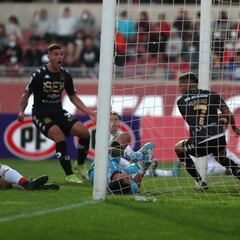 Unión ganó en la agonía y es el único puntero