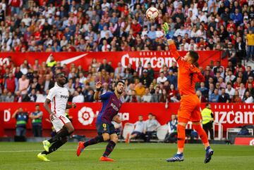 El jugador del Barcelona, Luis Suárez, marca el definitivo 2-4 al Sevilla. 