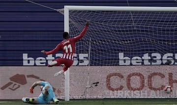 Soccer Football - La Liga Santander - Eibar v Atletico Madrid - Ipurua, Eibar, Spain - April 20, 2019 Atletico Madrid's Thomas Lemar scores their first goal REUTERS/Vincent West