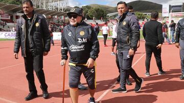 Diego Maradona, en muletas durante el Dorados vs. Mineros