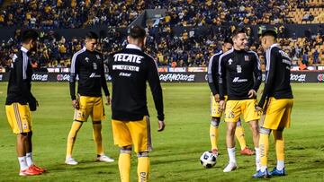 Jugadores de Tigres realizan el calentamiento previo a un paritdo