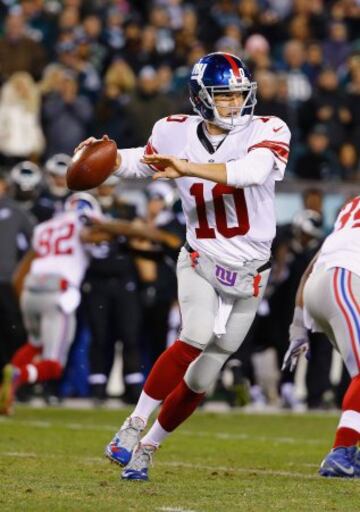 Eli Manning se vió ahogado por la defensa local y acabó el partido con unas pobres 189 yardas (24 de 38) y dos intercepciones, además del ya mencionado touchdown con el que los Giants abrieron el partido. Si el Sunday Night fue un gran duelo entre quarterbacks, con Brady y Luck firmando unos números espectaculares, este Sunday Night fue todo lo contrario.