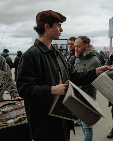 Personajes inspirados en la película 'Peaky Blinders: El hombre inmortal' en los alrededores del estadio Metropolitano.