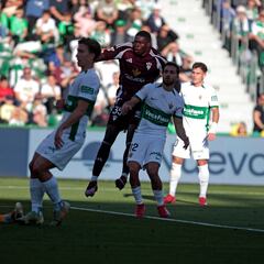 Kofane frena al líder