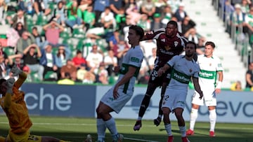 Kofane frena al líder