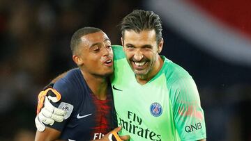 Soccer Football - Ligue 1 - Paris St Germain v Caen - Parc des Princes, Paris, France - August 12, 2018   Paris St Germain&#039;s Gianluigi Buffon and Antoine Bernede celebrate after the match    REUTERS/Regis Duvignau