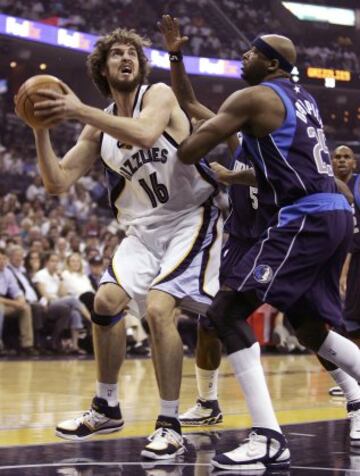 Pau dio al salto a la NBA en 2001 cuando fich¨® por Memphis Grizzlies, donde estuvo hasta 2008.