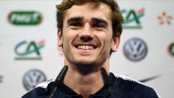 France&#039;s forward Antoine Griezmann smiles during a press conference in Clairefontaine-en-Yvelines on March 21, 2018, as part of the team&#039;s preparation for the friendly football match against Colombia.  / AFP PHOTO / FRANCK FIFE