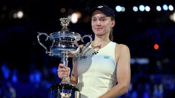 Elena Rybakina, con el trofeo de campeona del Open de Australia.