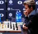 Magnus Carlsen sufre para hacer tablas en la novena