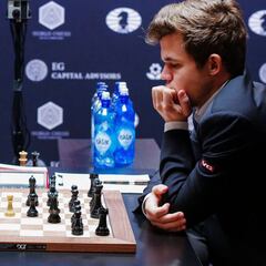 Magnus Carlsen sufre para hacer tablas en la novena