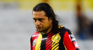 Jugó 12 años con las Chivas, llegó incluso a disputar cuatro partidos con la Selección Mexicana, lamentablemente se hizo famoso internacionalmente por escupir y toser al argentino Sebastián Penco, durante un partido entre el Rebaño Sagrado y Everton en la Copa Libertadores, todo en el contexto de la pandemia por influenza AH1N1 que asolaba al país en aquel entonces.