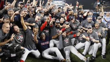 MCX01. Los Angeles (United States), 28/10/2018.- Boston Red Sox players celebrate after defeating the Los Angeles Dodgers in game five of the World Series at Dodger Stadium in Los Angeles, California, USA, 28 October 2018. The Red Sox win the series 4-1 t