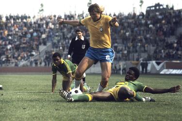 En 1974, Zaire fue el primer país del África subsahariana en jugar un Mundial. Su aventura en Alemania Federal terminó con goleadas en contra ante Escocia, Brasil y Yugoslavia pero abriendo camino para el fútbol africano. Desde 1997, tras una etapa de tumulto político y social el país pasó a denominarse como “República Democrática del Congo”.