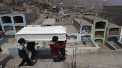 AME1836. LIMA (PER&Uacute;), 01/09/2020.- Fotograf&iacute;a fechada el 20 de agosto de 2020 que muestra el sepelio de una persona en el cementerio de Comas en Lima (Per&uacute;). Per&uacute; suma en seis meses de pandemia m&aacute;s de 70.000 muertos, un n&uacute;mero superior a las v&iacute;ctimas que, durante veinte a&ntilde;os (1980-2000), dej&oacute; la sanguinaria violencia del conflicto armado interno causado por las organizaciones subversivas Sendero Luminoso y Movimiento Revolucionario T&uacute;pac Amaru (MRTA). EFE/Paolo Aguilar