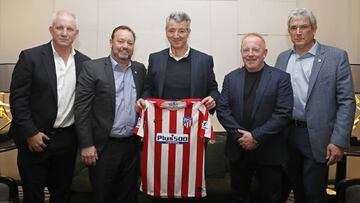 Miguel &Aacute;ngel Gil Mar&iacute;n, consejero delegado del Atl&eacute;tico, con la delegaci&oacute;n de la liga de Canad&aacute; (CPL), tras la firma del acuerdo.