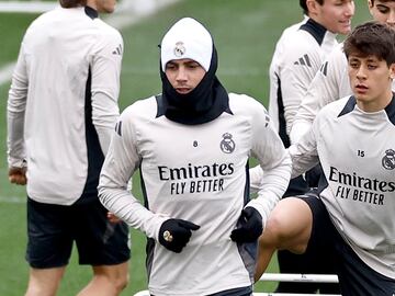 Valverde, en primer término, durante el último entrenamiento del Real Madrid.