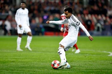El Real Madrid golpea primero. Rodrygo, que venía de perdonar segundos antes, no lo hizo a la segunda oportunidad. Preciso disparo cruzado del brasileño que se topa con el palo largo, entrando posteriormente en la portería rival.