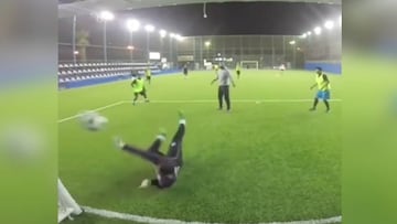 ¿Pierde el tiempo jugado con amigos? Se hace viral el que podría ser el mejor portero aficionado del mundo