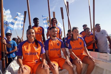El Málaga ‘beach’ presenta su tercera camiseta a toda vela y con estilo mediterráneo