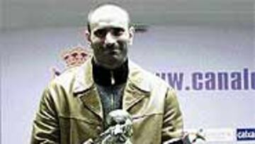 <B>PREMIADO CON UN OSCAR.</b> José Francisco Molina recogió dos premios en la mañana de ayer. Uno de ellos era el Oscar al mejor portero del mundo de la peña "Aúpa Depor USA" . El premio de hoy es la titularidad, algo que no ocurría desde el 6 de octubre de 2002, ante el Racing.