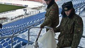 <b>NIEVE.</b> En la mañana del lunes se ha trabajado para retirar la nieve que cubría las gradas del Dinamo Stadium de Minsk.