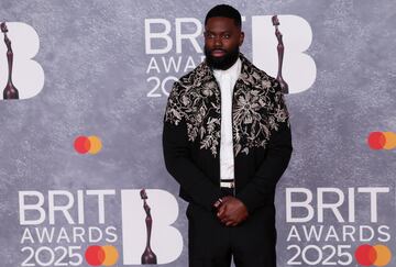 Ghetts posa en la alfombra de los Brit Awards 2025.