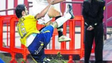 <b>TARJETA ROJA. </b>Capel es derribado por Pareja en la jugada que supuso la expulsión del argentino.